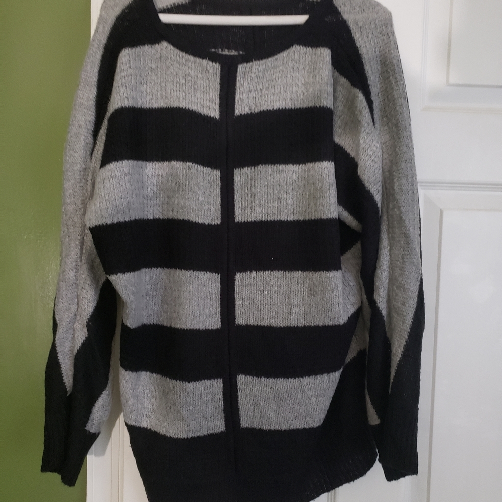 Beautiful sweaters 3 sweaters for 35